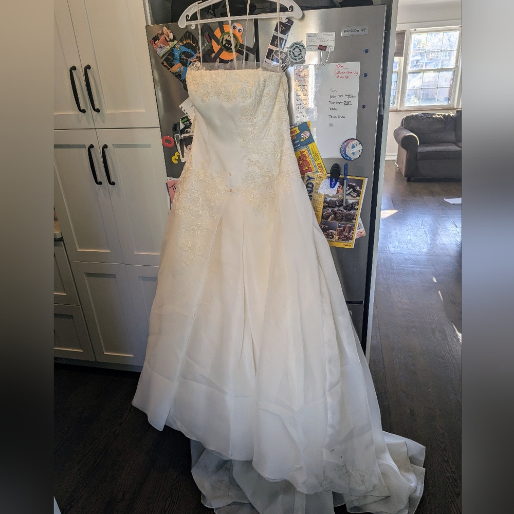 Vera Wang Wedding Dress - Picture 1 of 9